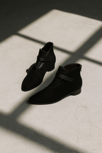 Women's ankle boots with crest detail and block heel