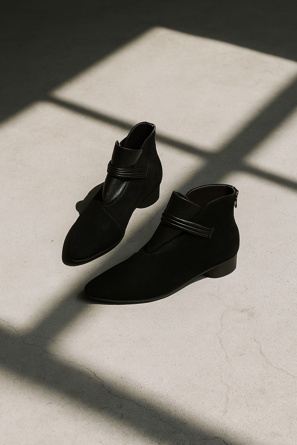 Women's ankle boots with crest detail and block heel