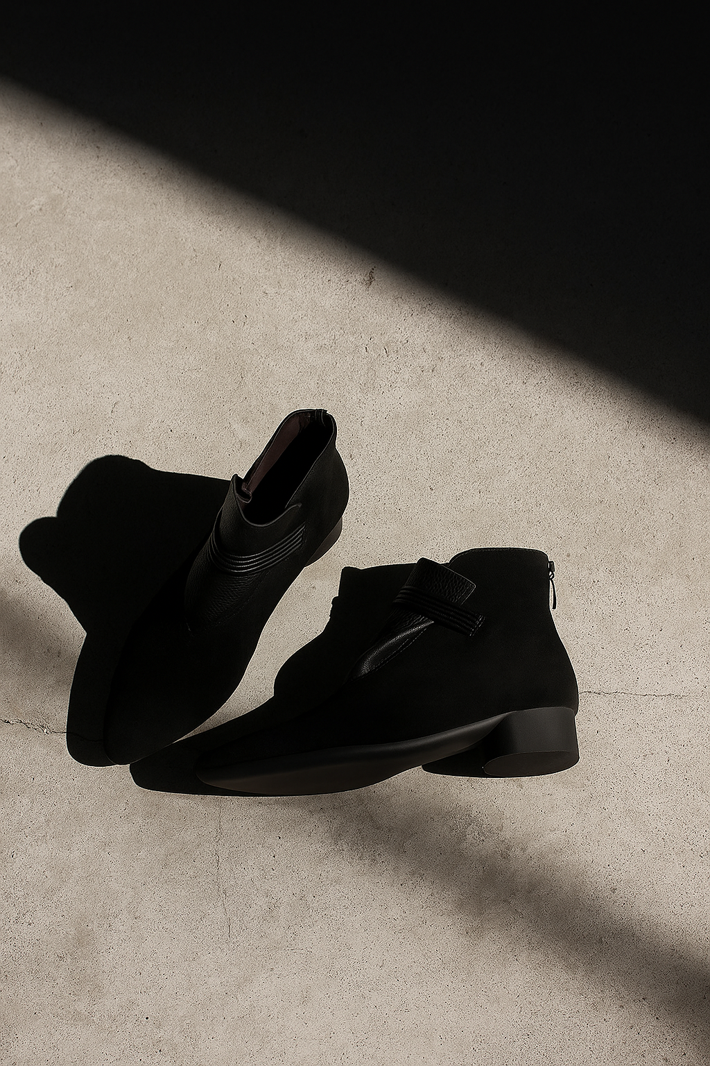 Women's ankle boots with crest detail and block heel