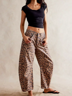 Women's barrel-leg jeans with front and back pockets