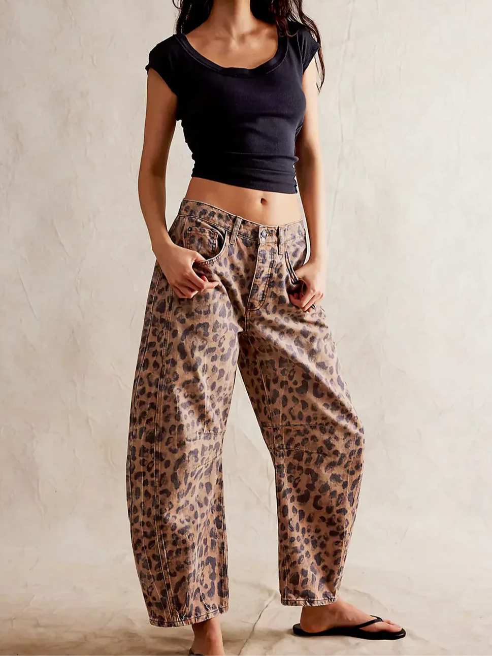 Women's barrel-leg jeans with front and back pockets