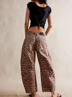 Women's barrel-leg jeans with front and back pockets