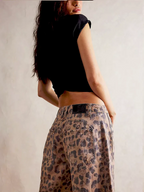 Women's barrel-leg jeans with front and back pockets