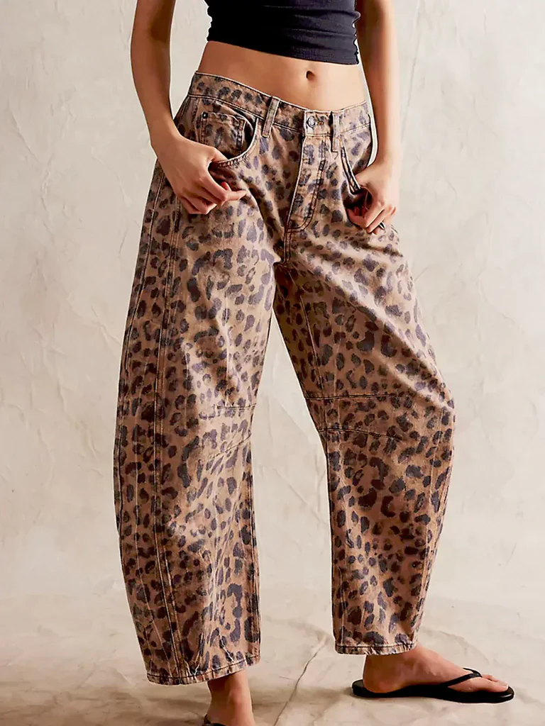 Women's barrel-leg jeans with front and back pockets