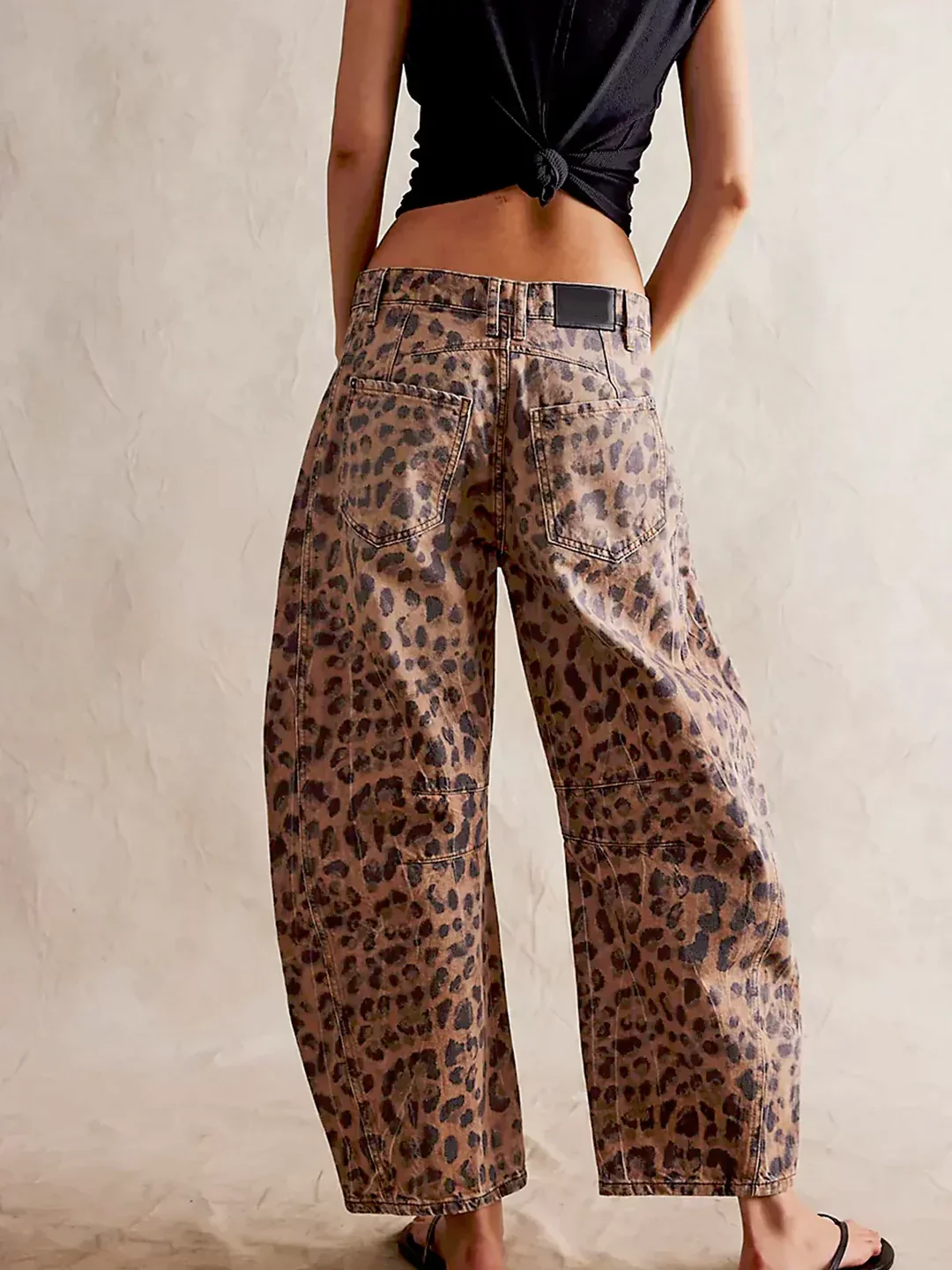 Women's barrel-leg jeans with front and back pockets