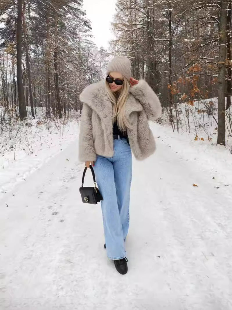 Women's oversized faux fur jacket with long sleeves
