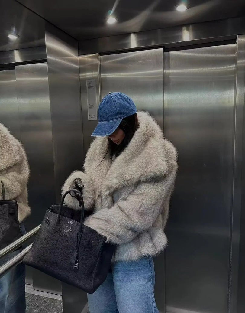 Women's oversized faux fur jacket with long sleeves