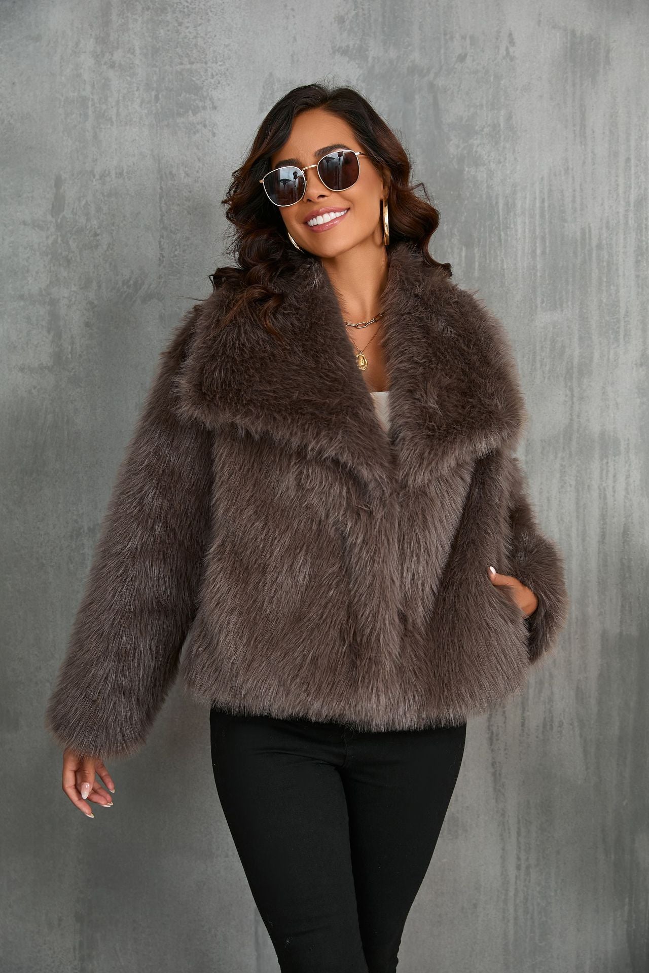 Women's oversized faux fur jacket with long sleeves