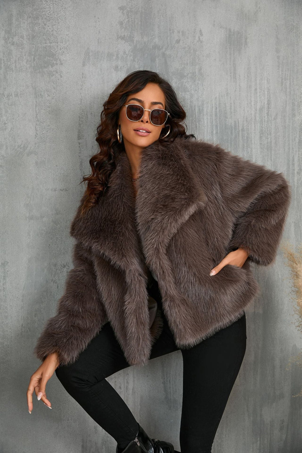 Women's oversized faux fur jacket with long sleeves