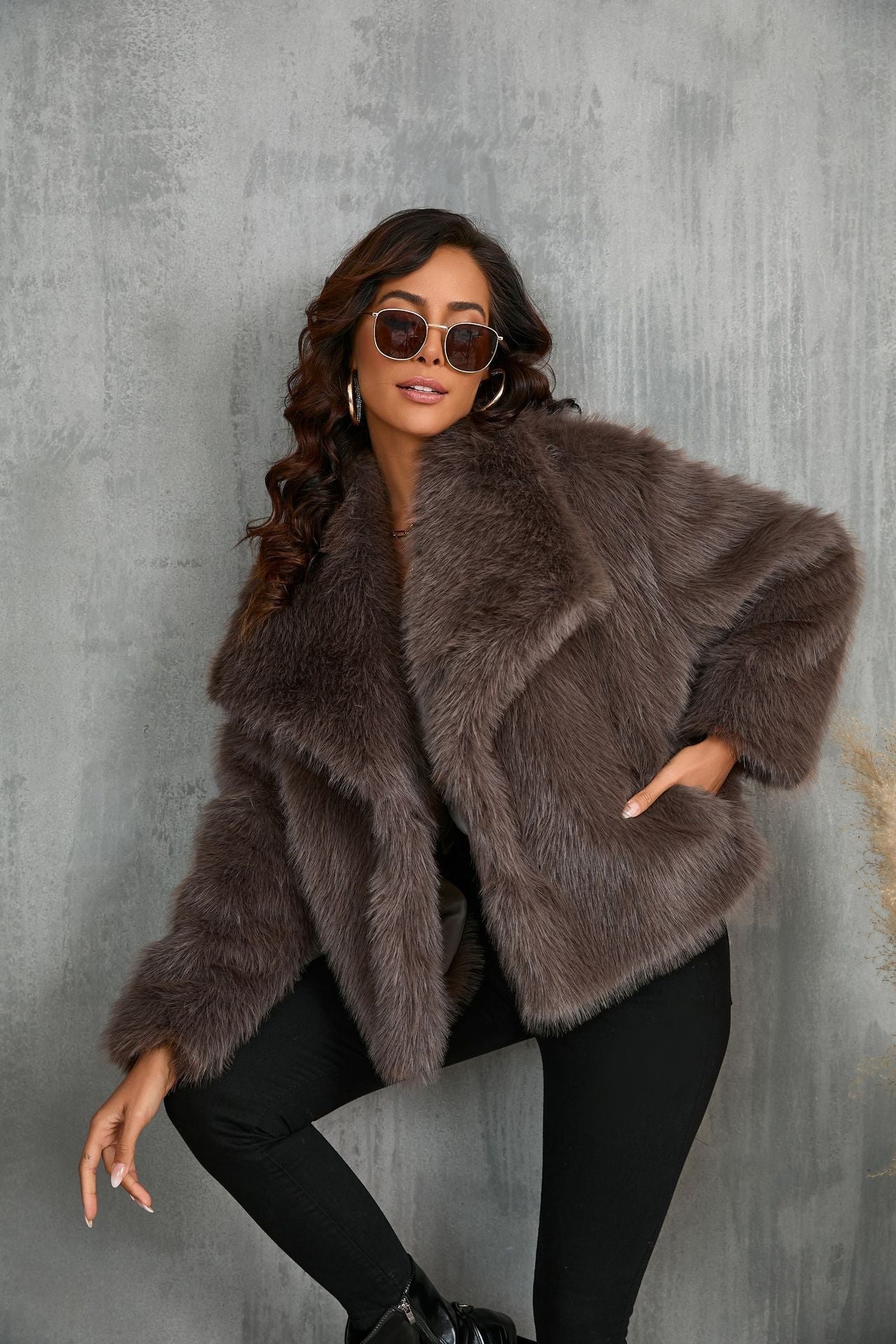Women's oversized faux fur jacket with long sleeves