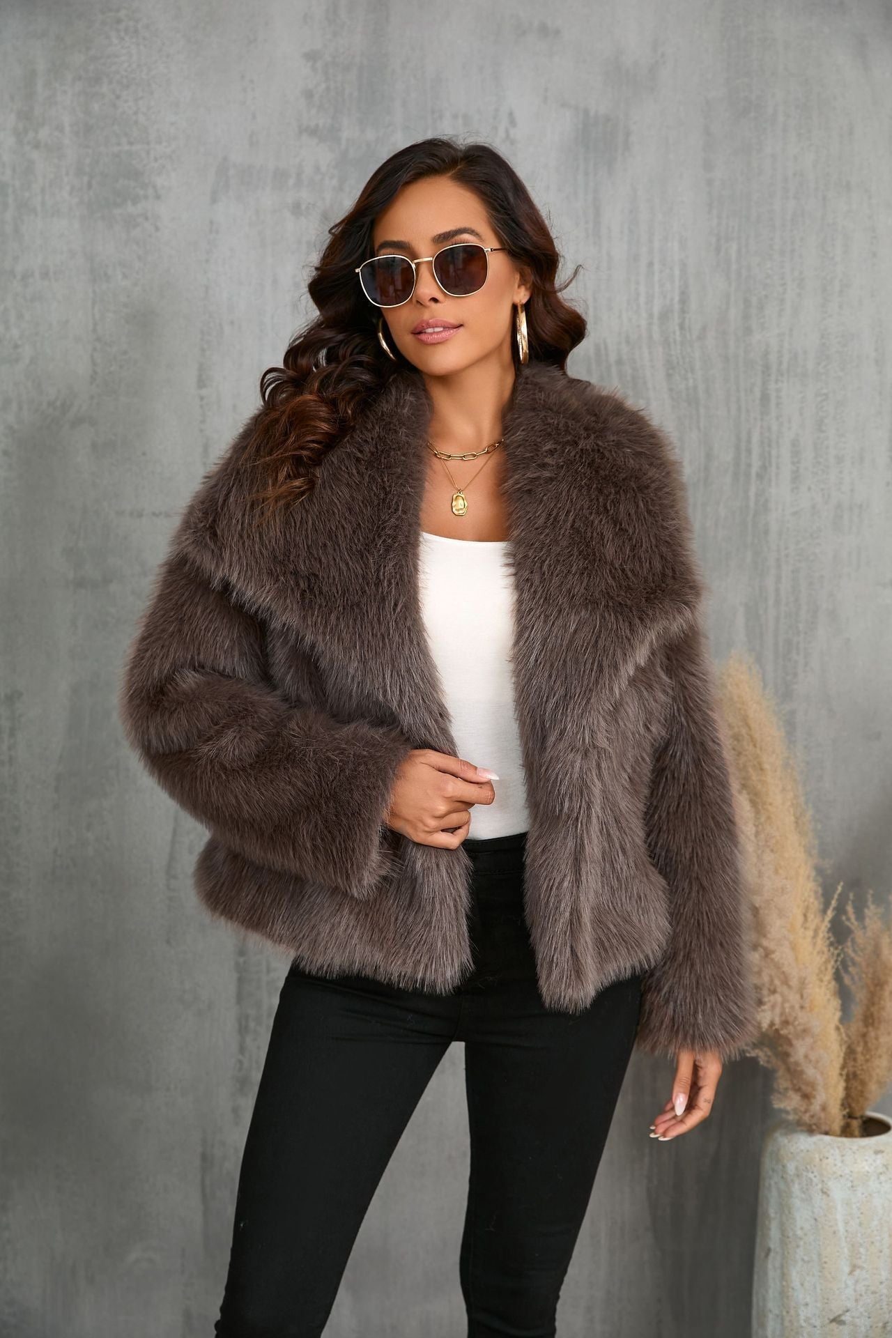Women's oversized faux fur jacket with long sleeves
