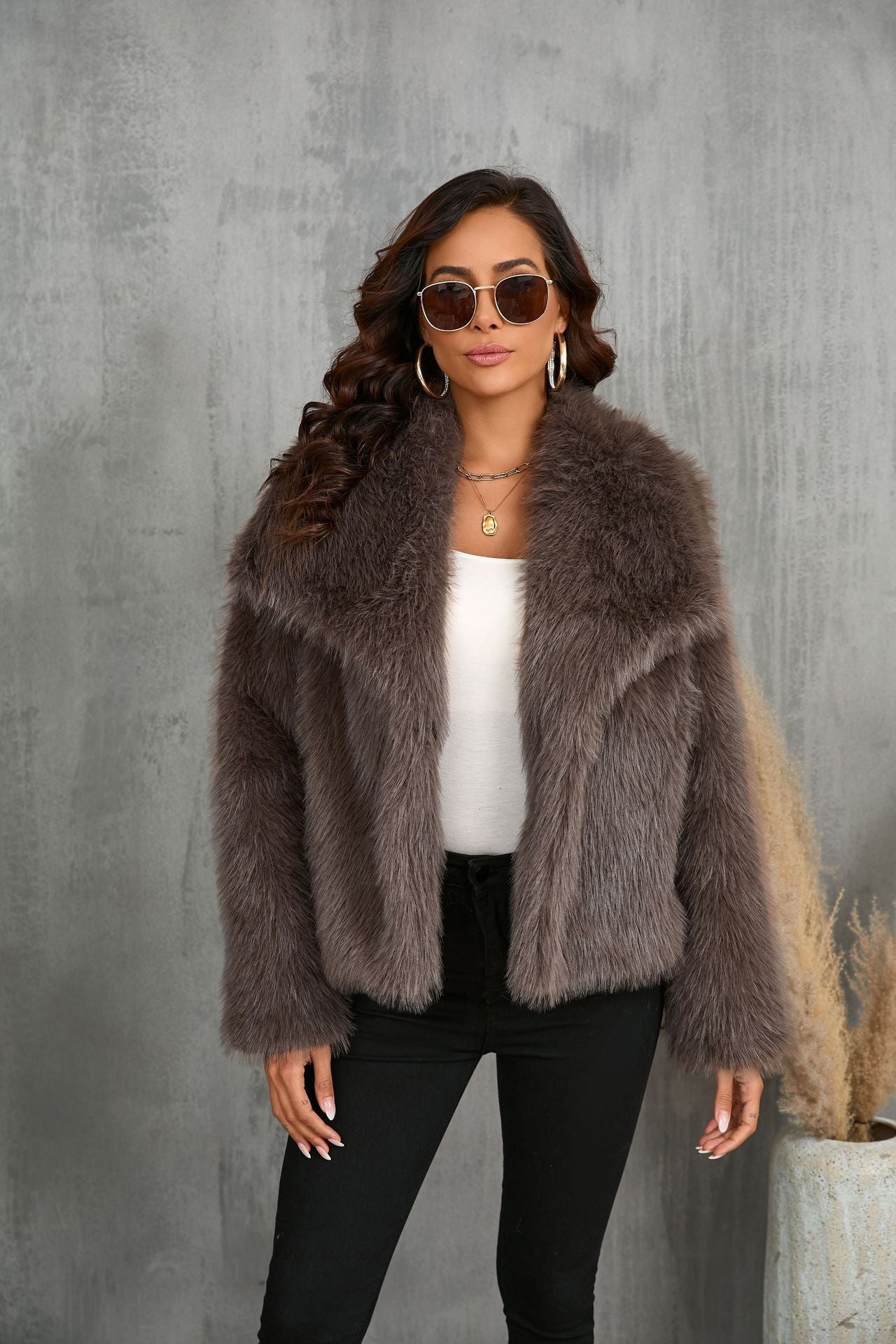 Women's oversized faux fur jacket with long sleeves