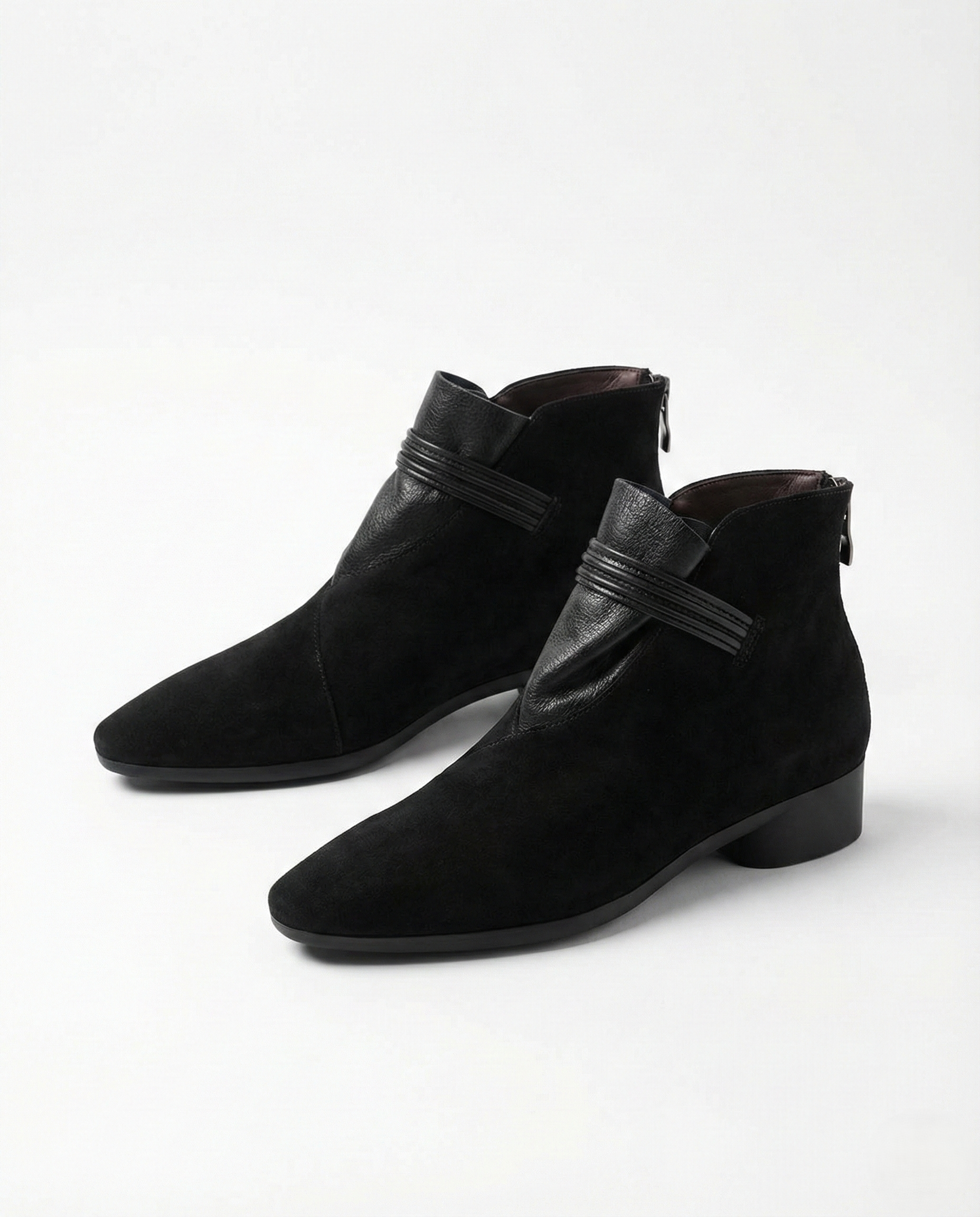 Women's ankle boots with crest detail and block heel