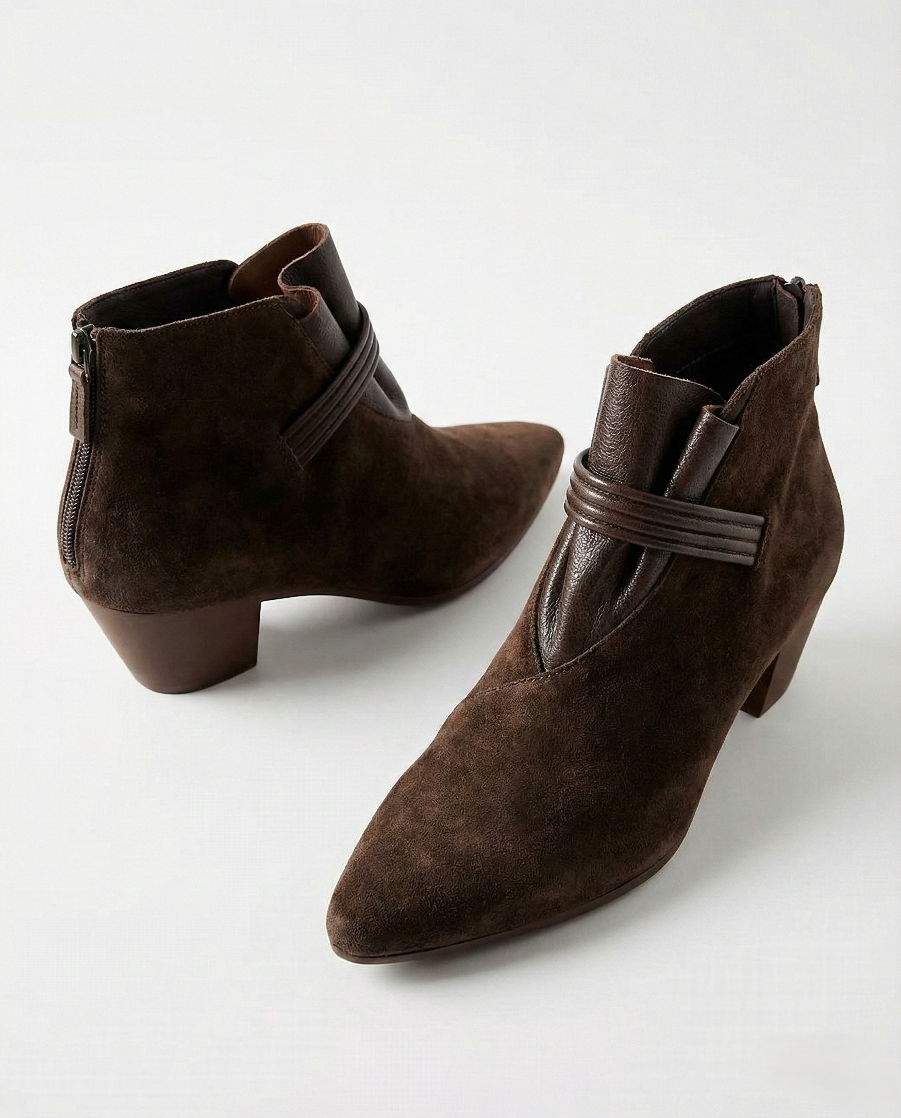 Women's ankle boots with crest detail and block heel