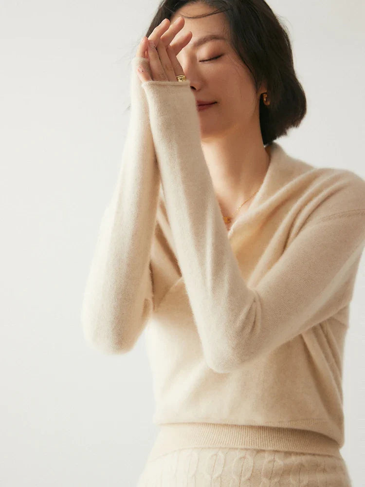 Women's pullover sweater with crew neck and ribbed cuffs