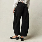 Women's barrel-leg jeans with front and back pockets