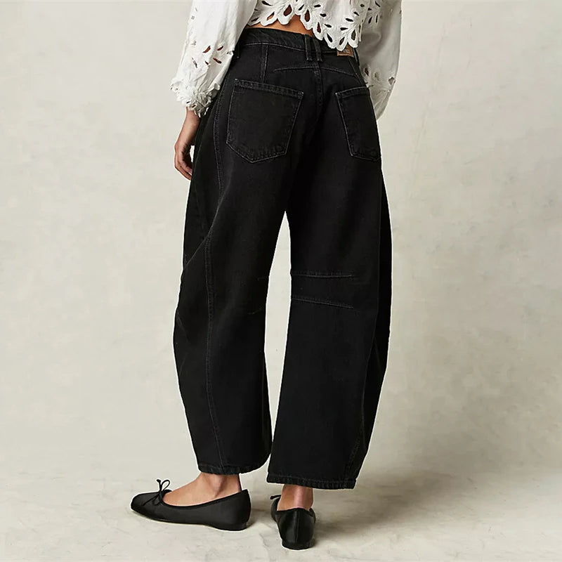 Women's barrel-leg jeans with front and back pockets