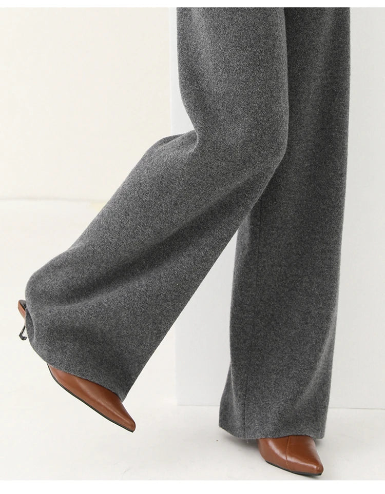 Women's tapered sweatpants with elasticated waistband