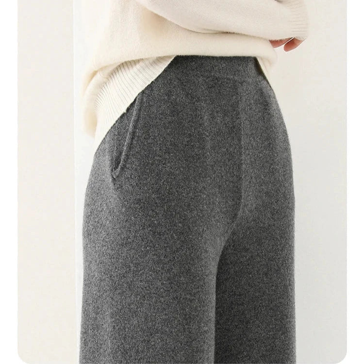 Women's tapered sweatpants with elasticated waistband