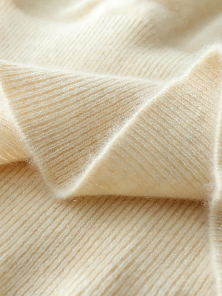 Women's pullover sweater with crew neck and ribbed cuffs