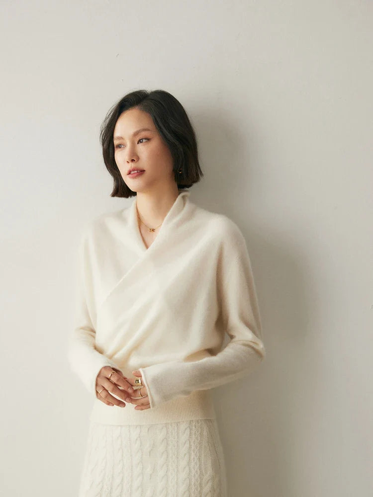 Women's pullover sweater with crew neck and ribbed cuffs