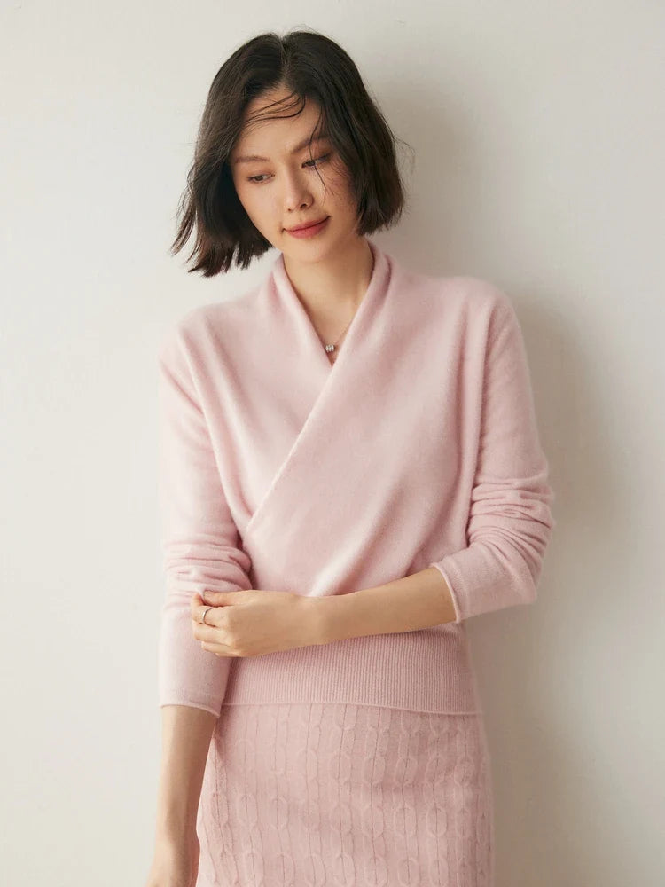 Women's pullover sweater with crew neck and ribbed cuffs