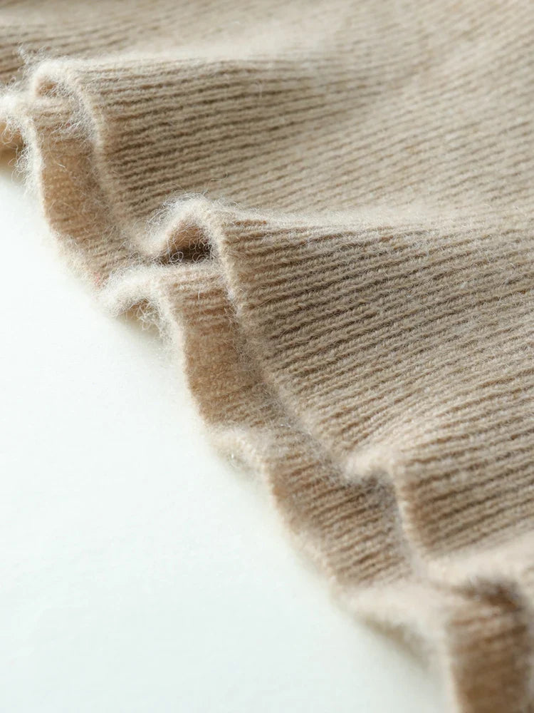 Women's pullover sweater with crew neck and ribbed cuffs