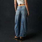 Women's barrel-leg jeans with front and back pockets