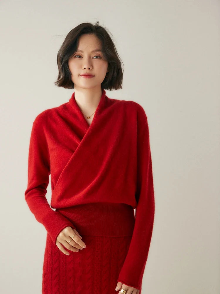 Women's pullover sweater with crew neck and ribbed cuffs