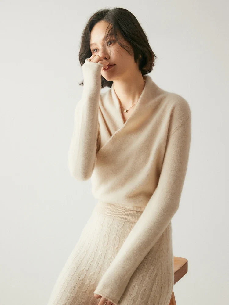 Women's pullover sweater with crew neck and ribbed cuffs