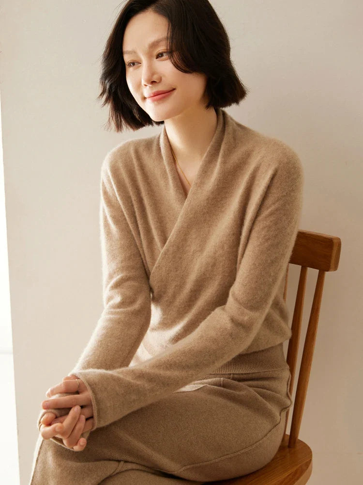 Women's pullover sweater with crew neck and ribbed cuffs