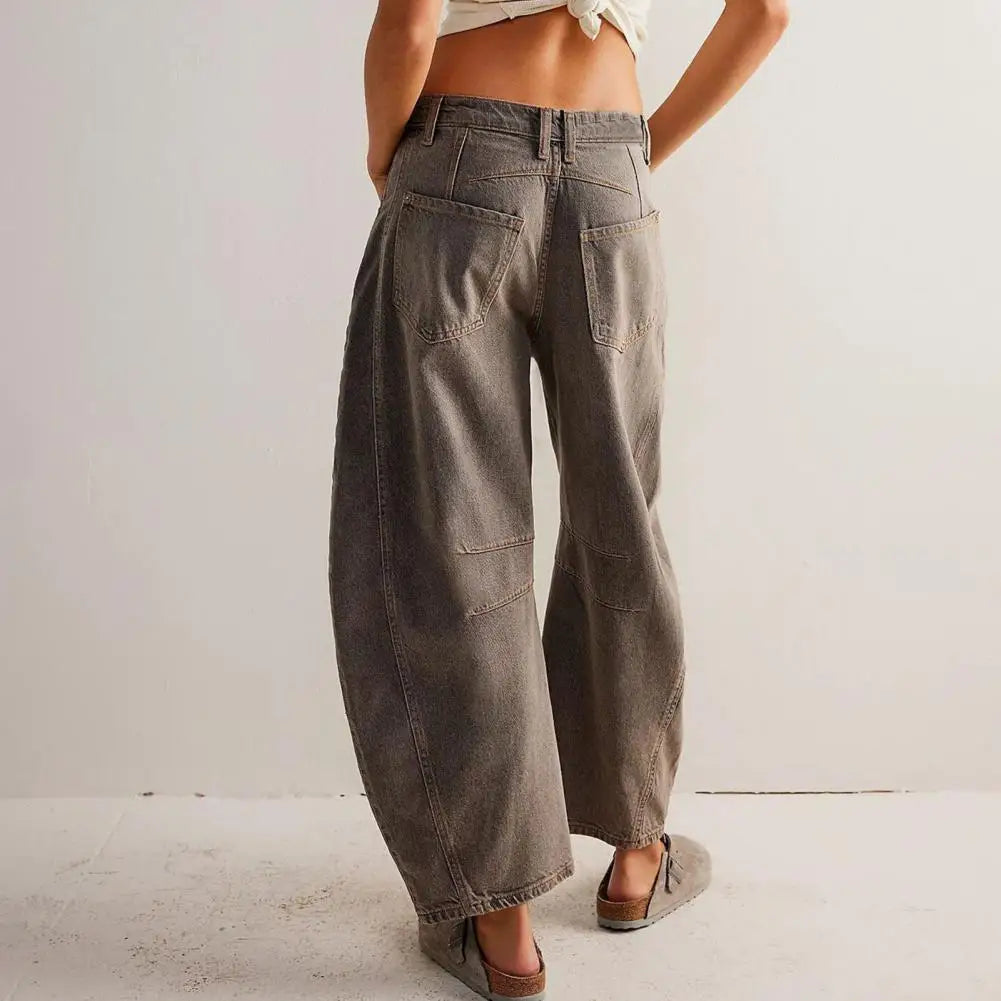 Women's barrel-leg jeans with front and back pockets