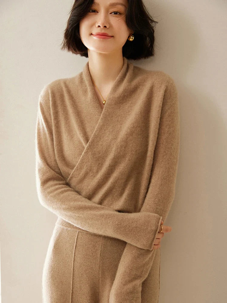 Women's pullover sweater with crew neck and ribbed cuffs