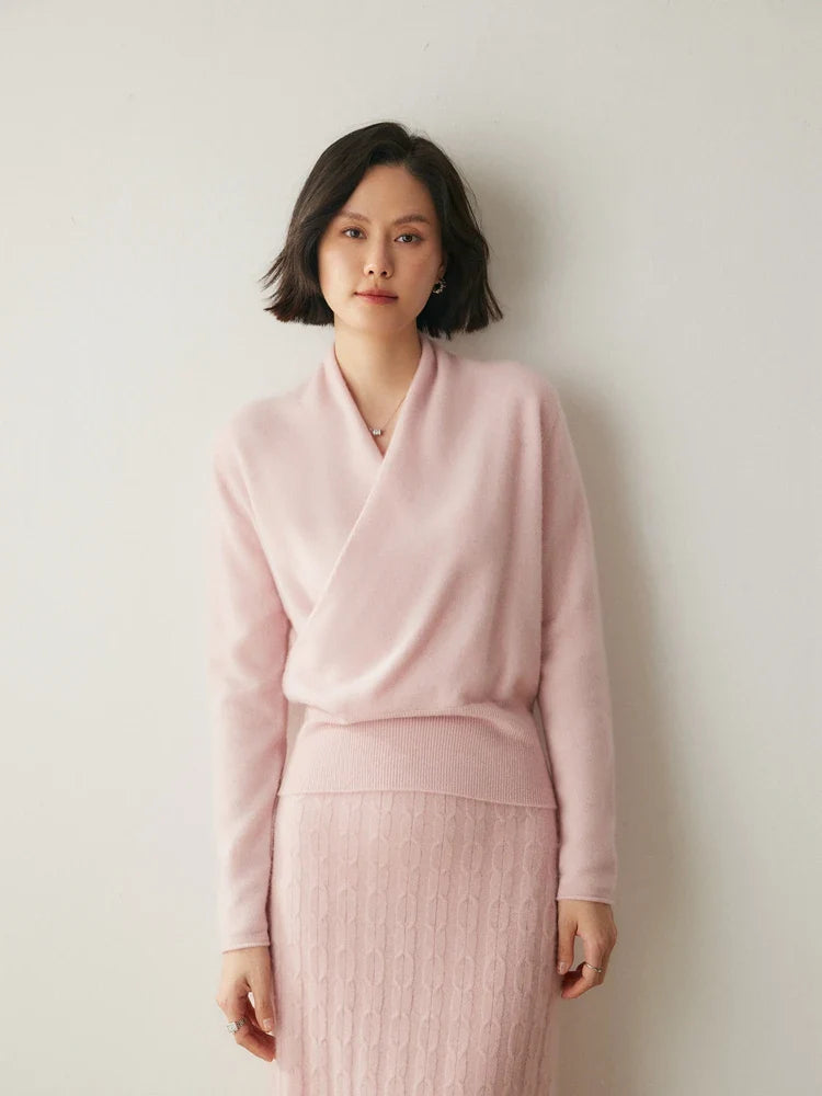 Women's pullover sweater with crew neck and ribbed cuffs