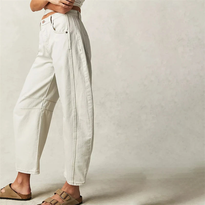 Women's barrel-leg jeans with front and back pockets