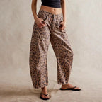 Women's barrel-leg jeans with front and back pockets