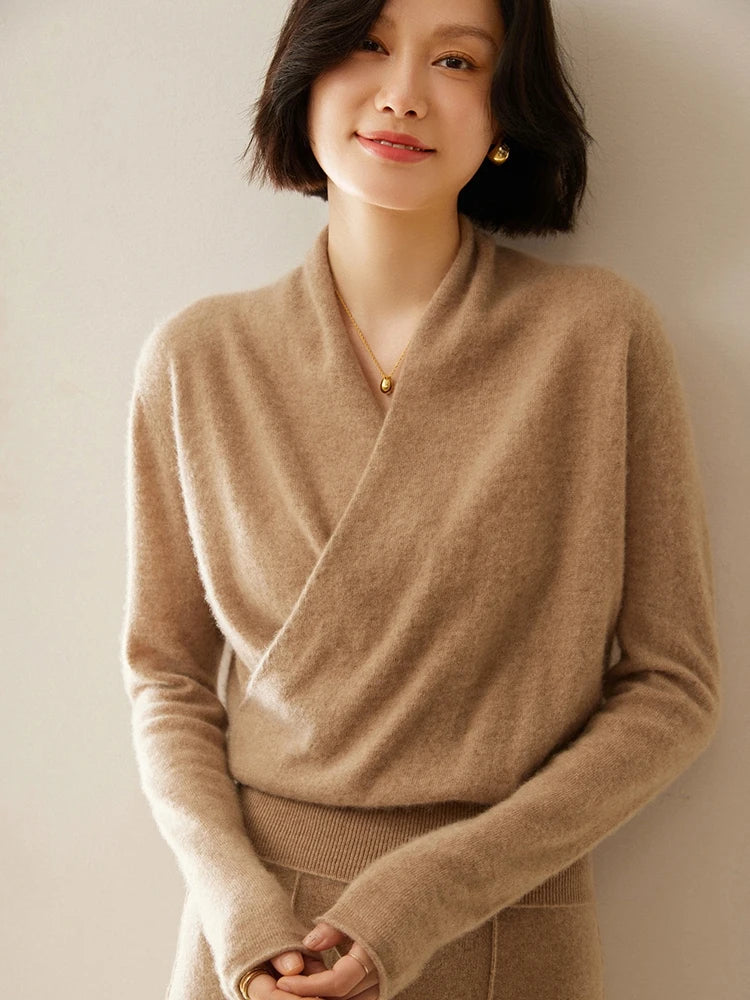 Women's pullover sweater with crew neck and ribbed cuffs