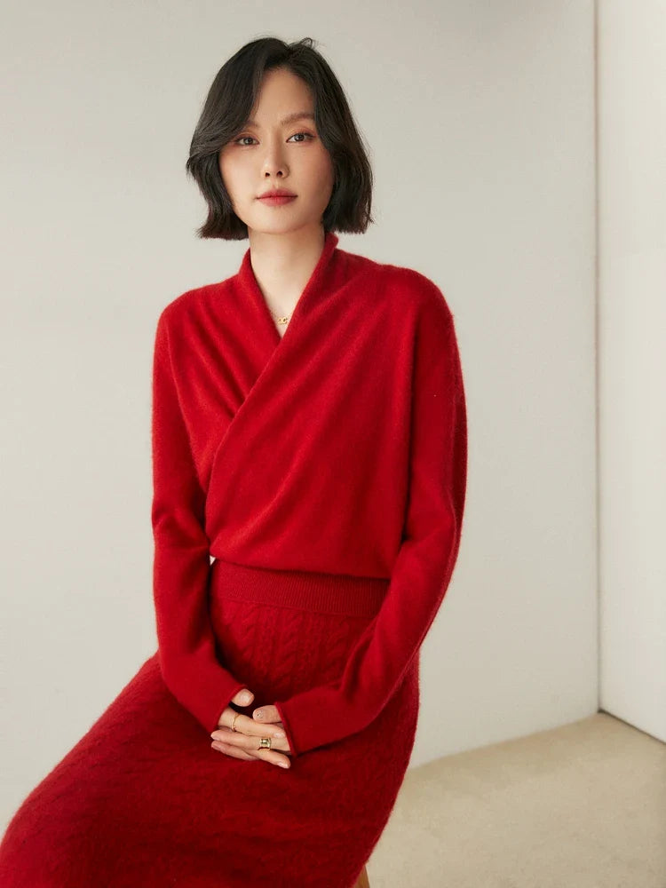 Women's pullover sweater with crew neck and ribbed cuffs