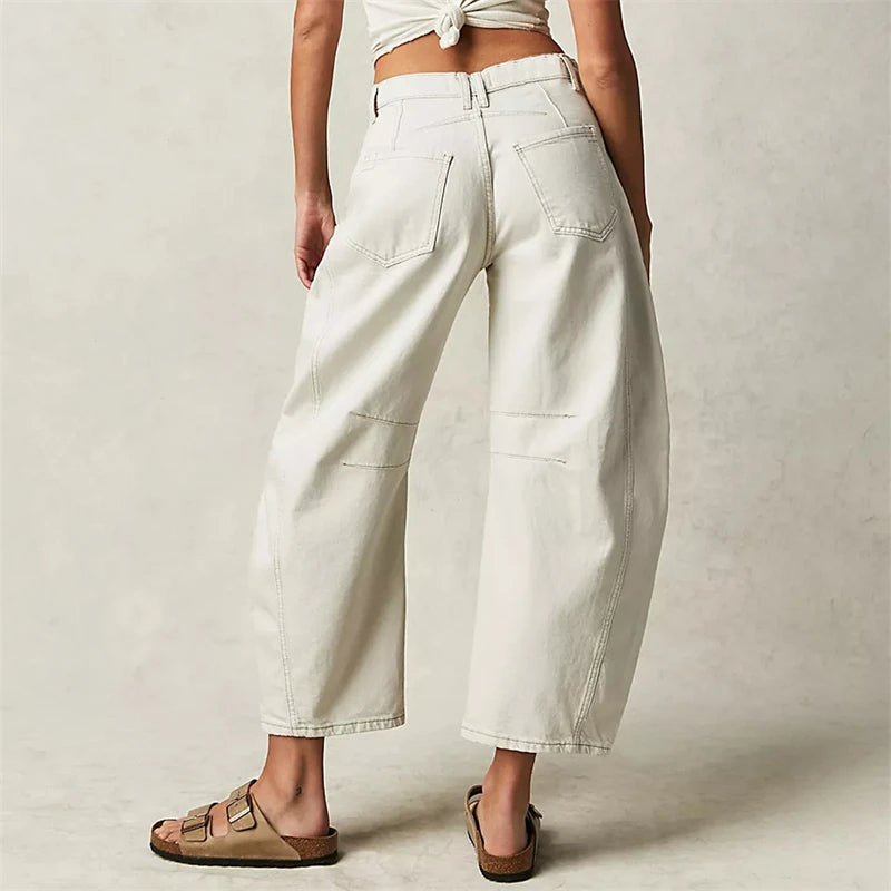 Women's barrel-leg jeans with front and back pockets