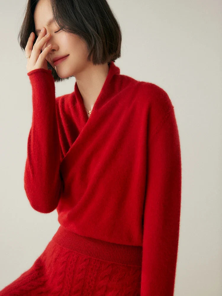 Women's pullover sweater with crew neck and ribbed cuffs
