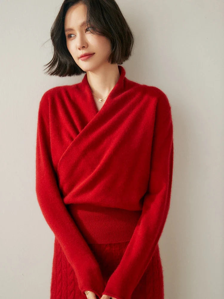 Women's pullover sweater with crew neck and ribbed cuffs