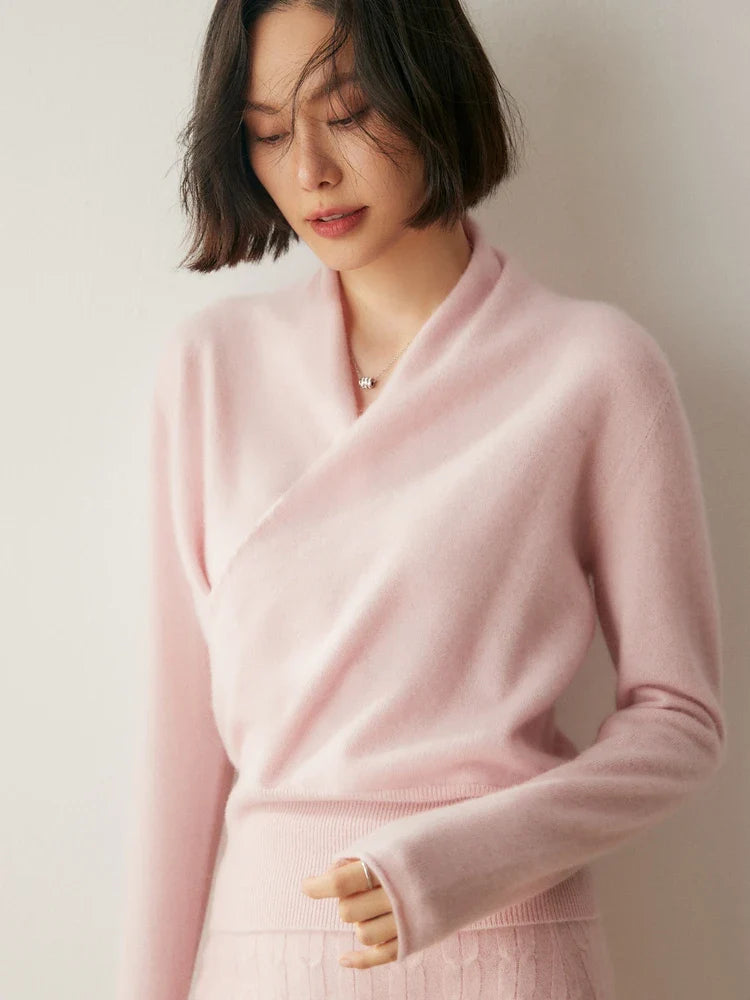 Women's pullover sweater with crew neck and ribbed cuffs