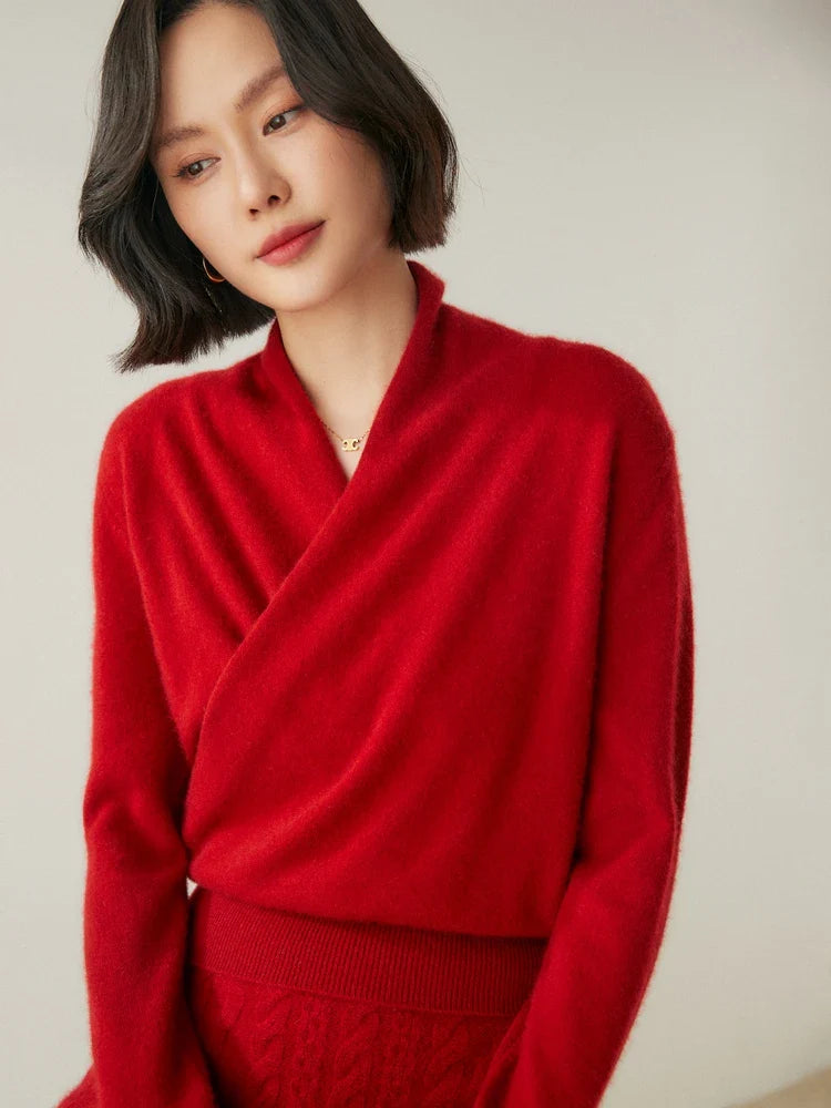 Women's pullover sweater with crew neck and ribbed cuffs