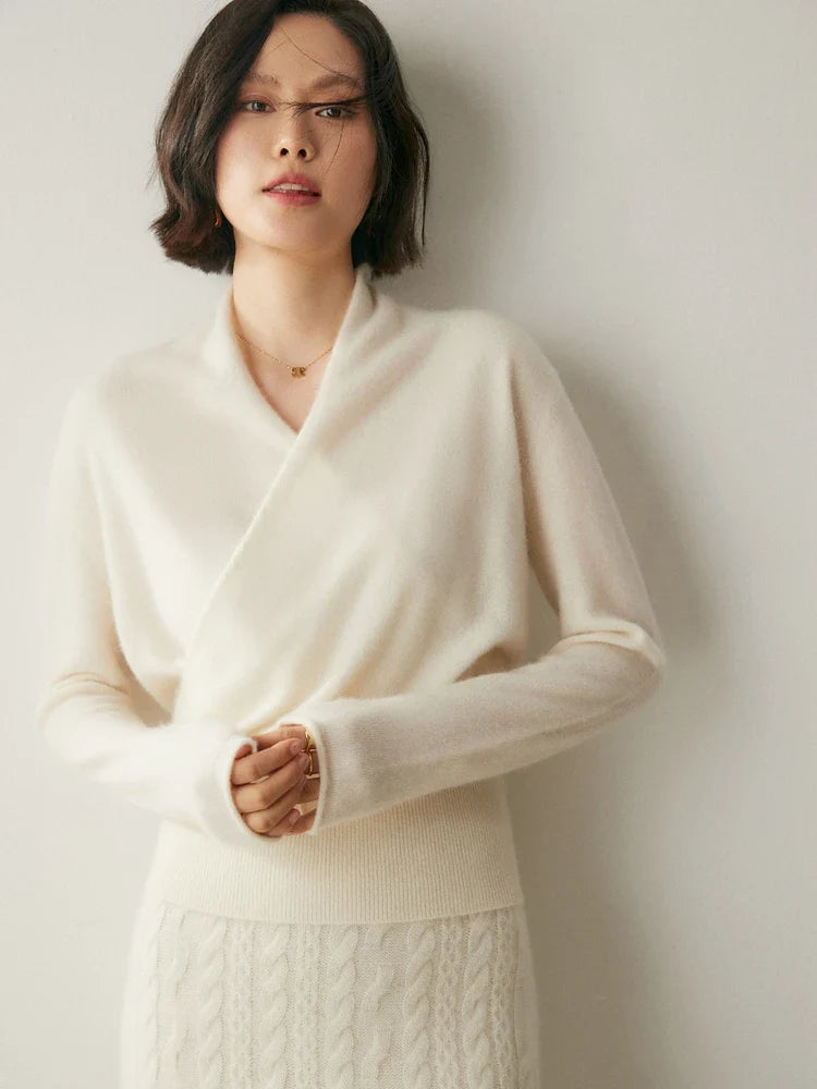 Women's pullover sweater with crew neck and ribbed cuffs