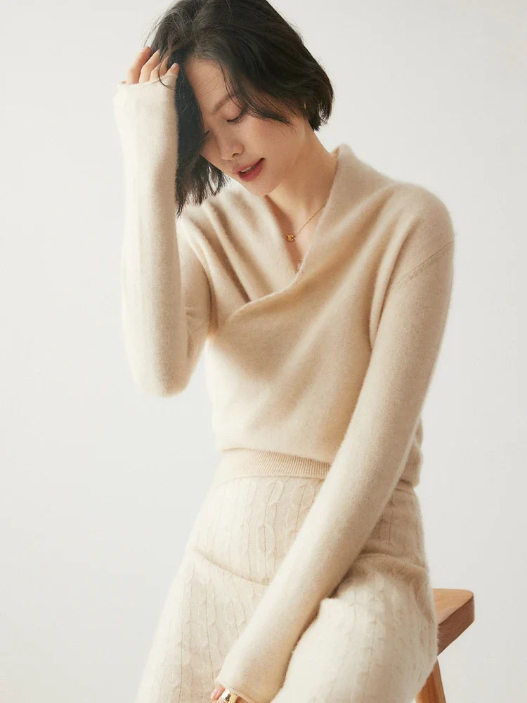 Women's pullover sweater with crew neck and ribbed cuffs