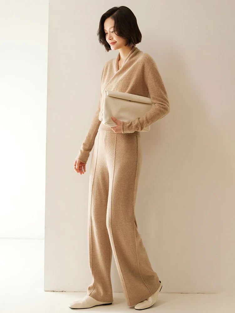 Women's pullover sweater with crew neck and ribbed cuffs