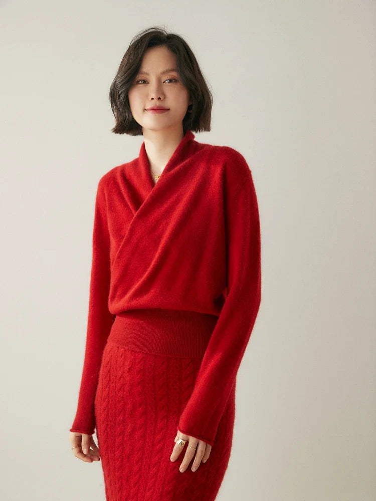 Women's pullover sweater with crew neck and ribbed cuffs