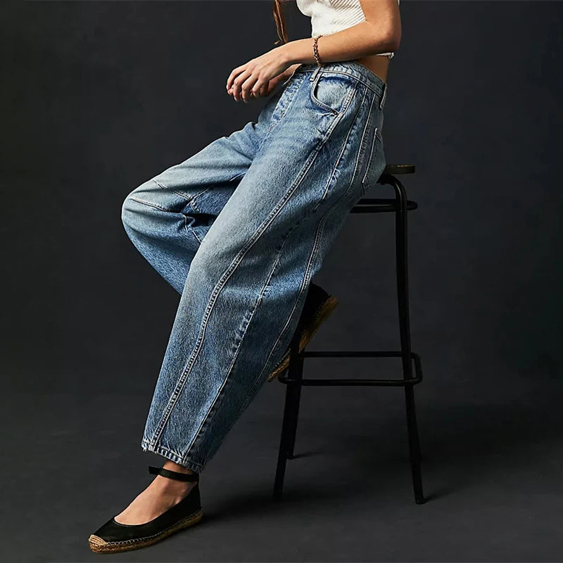 Women's barrel-leg jeans with front and back pockets
