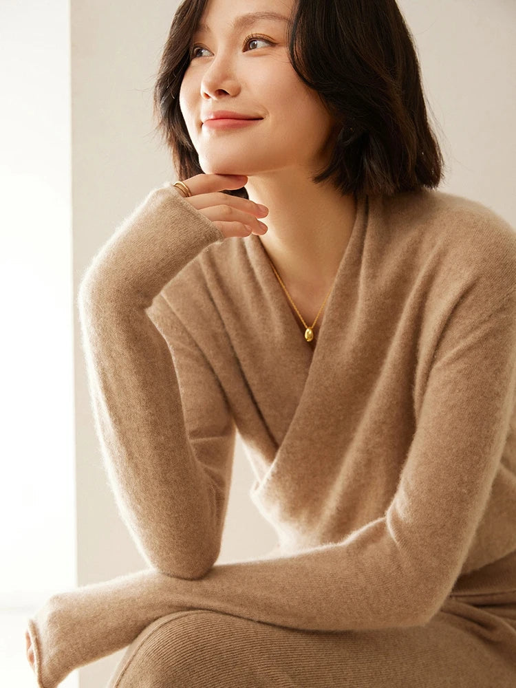 Women's pullover sweater with crew neck and ribbed cuffs