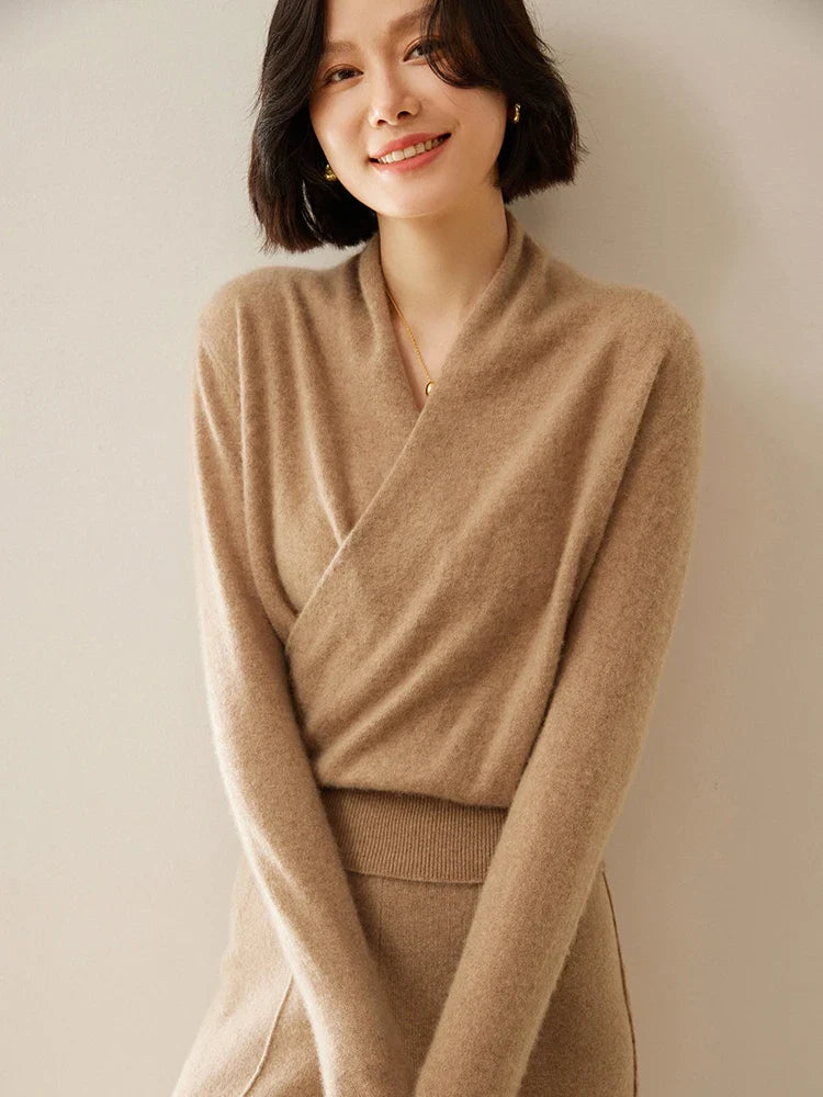 Women's pullover sweater with crew neck and ribbed cuffs